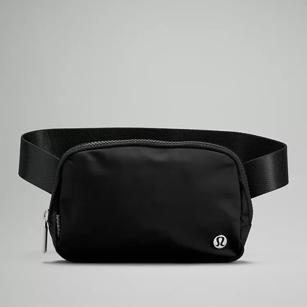 Lululemon SEALED everywhere belt bag black